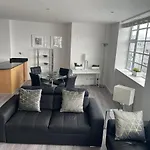 Modern Apartment, Amazing Central Location