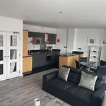 Modern Apartment, Amazing Central Location