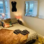 Funky Unique 2-Bedroom Apartment With Parking