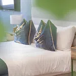 Morden Studio Flat Moments Away From Brighton Seafront