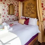 Pass The Keys The Delightful Amelia Suite