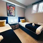 Flash Sale Funky Holiday Accommodation Central Brighton Sleep 16 Guests
