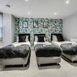 Central Pier Place - By My Getaways