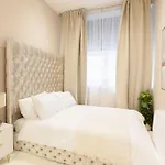 Beautifully Decorated Centrally Located 2 Bed Flat