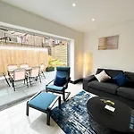 Luxury Modern Private Villa In Brighton