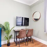 Super Central Location I Tropical Studio Apartment I Next To Brighton Beach And North Lanes