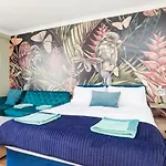 Super Central Location I Tropical Studio Apartment I Next To Brighton Beach And North Lanes