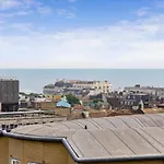 Top Floor Brighton City Apartment