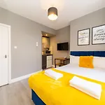 Modern Studio Next To Brighton Beach I Smart Tv I King Size Bed