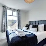 Modern 4 Bedroom Townhouse Perfect Location.