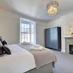 Modern 4 Bedroom Townhouse Perfect Location.