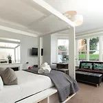 Guestready - Classy Studio In Brighton