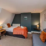 Super Central Three Bedroom Flat I Next To Brighton Beach I Sleep 9 Guests