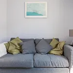 Modern And Stylish 2 Bedroom House In Brighton