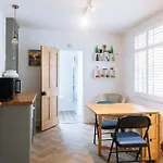 Inviting 1Bd Flat - 20 Mins To Brighton Beach!