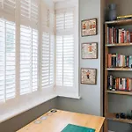 Inviting 1Bd Flat - 20 Mins To Brighton Beach!