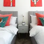 Host & Stay - Astoria Apartment