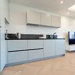 Host & Stay - Astoria Apartment