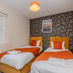 2 Bedroom Morden Flat Next To Brighton Beach & Shopping Center