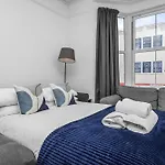 2 Bedroom Flat - With King Sized Beds, Netflix And Sky - Perfect For Contractors, Vacation Guests Or Those Relocating