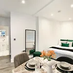 Churchill Square Views - Modern Studio