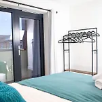 Central 2 Bed 2 Bath Apartment Near Brighton College, Beach, Hospital - Long Stay Offers