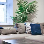Churchill Square Views - Central - Modern 1 Bed Sleeps 4
