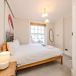 Sunny 1-Bedroom Flat Near The Waves Of Brighton Beach