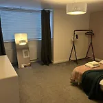 Majestic Modern Mews Apartment Pass The Keys