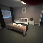 Majestic Modern Mews Apartment Pass The Keys