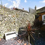 Host & Stay - Blue Bolthole On Vicarage Lane