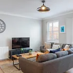 Beautiful 2 Bed Property With Parking By The Sea