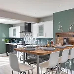 Melrose- Beautiful 4 Bedroom Home With Parking