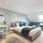 Melrose- Beautiful 4 Bedroom Home With Parking