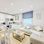 Cosy 1 Bed Home, City Centre, Free Parking, Long & Short Stays