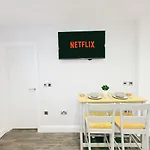 Cosy 1 Bed Home, City Centre, Free Parking, Long & Short Stays
