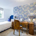 Sea-Facing Art Deco Apartment