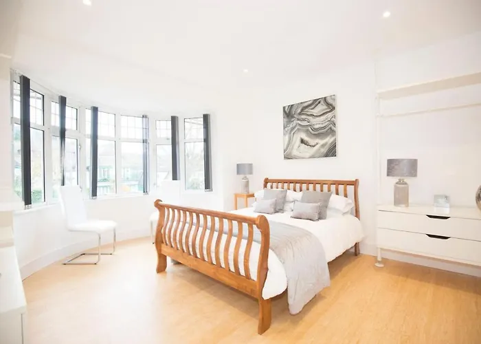 Orchard House-Luxury House With Hot Tub Sleeps 12