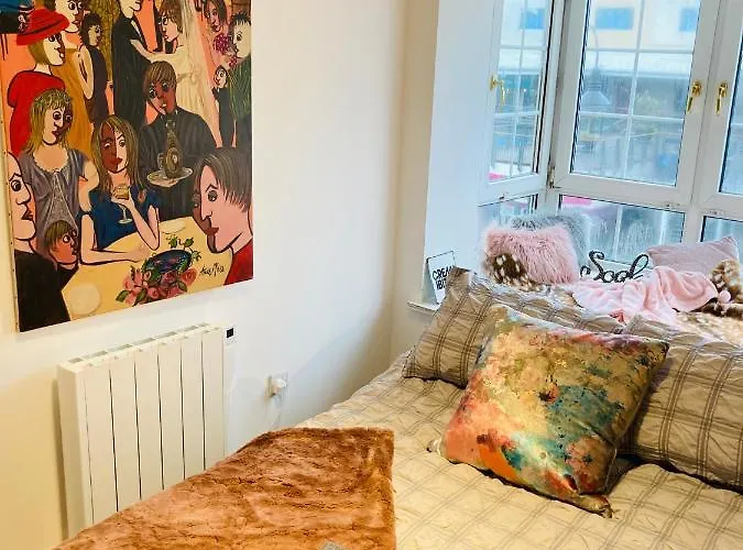 Funky Unique 2-Bedroom Apartment With Parking