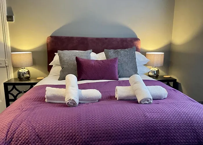Hummingbird House - 3 Double Bedrooms And Free Parking - By Crown Gardens Holiday Homes
