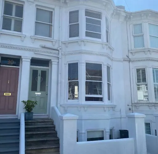 Poets Place - Lovely 4 Bedroom Townhouse With Garden