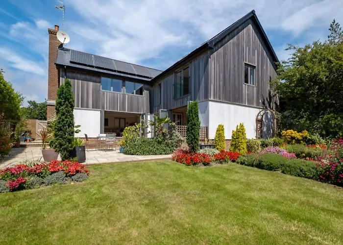 Stunning 5-Bed 3-Bath House Close To The Sea!