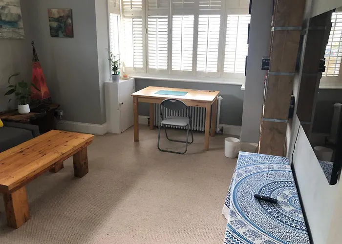 Inviting 1Bd Flat - 20 Mins To Brighton Beach!