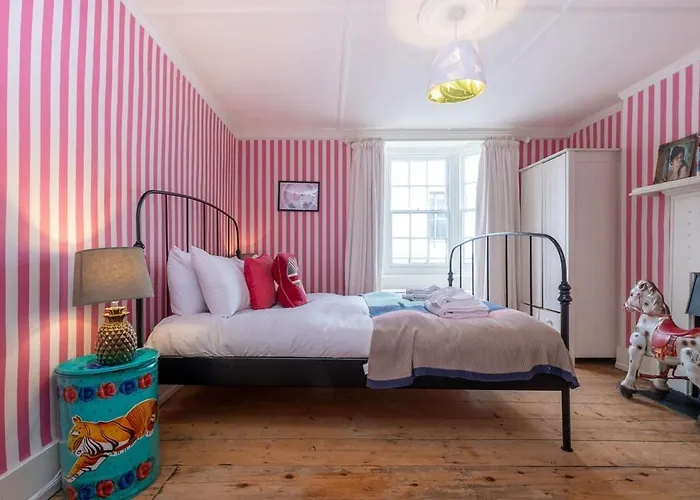 Host & Stay - George Street Townhouse