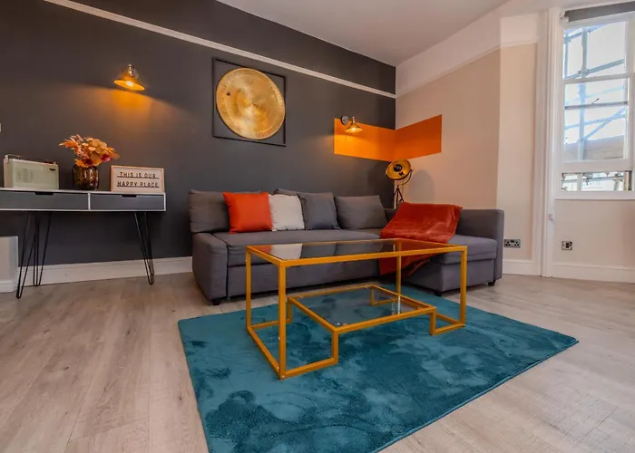 2 Bedroom Morden Flat Next To Brighton Beach & Shopping Center