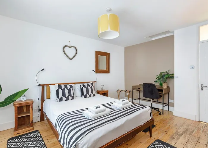 Stunning 1 Bedroom House Central Terminus Road