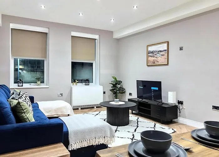 Bright & Modern 3-Bed Apartment