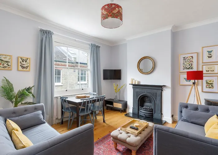 Cambridge Grove- Cosy Two Bed Mews - With Parking