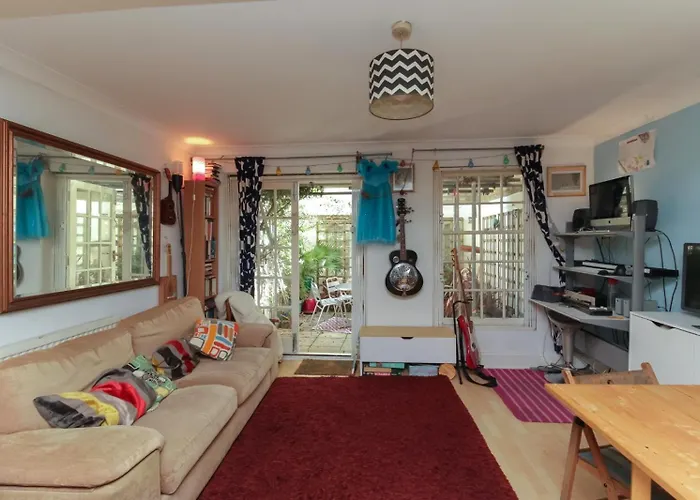 Garden Flat, 2 Mins Walk From Beach