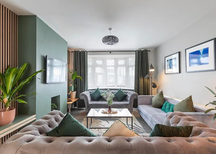 Melrose- Beautiful 4 Bedroom Home With Parking
